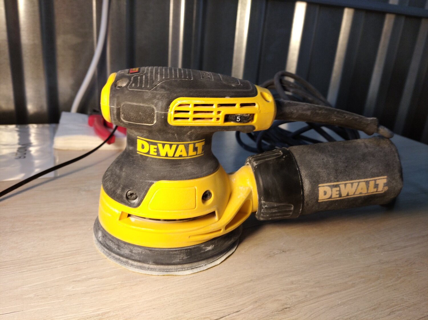 шлифовальная машина dewalt dwe6423, шлифмашинка деволт 6423, шлифмашина dewalt dwe6423, эксцентриковая шлифмашина dewalt dwe6423, эксцентриковая шлифмашинка dewalt dwe 6423