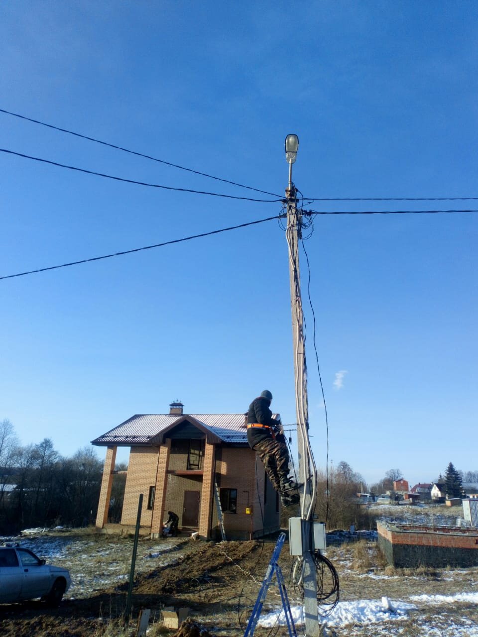 столб электропередач на участке, электрический столб в деревне, воздушная линия электропередач, в деревне, посёлки