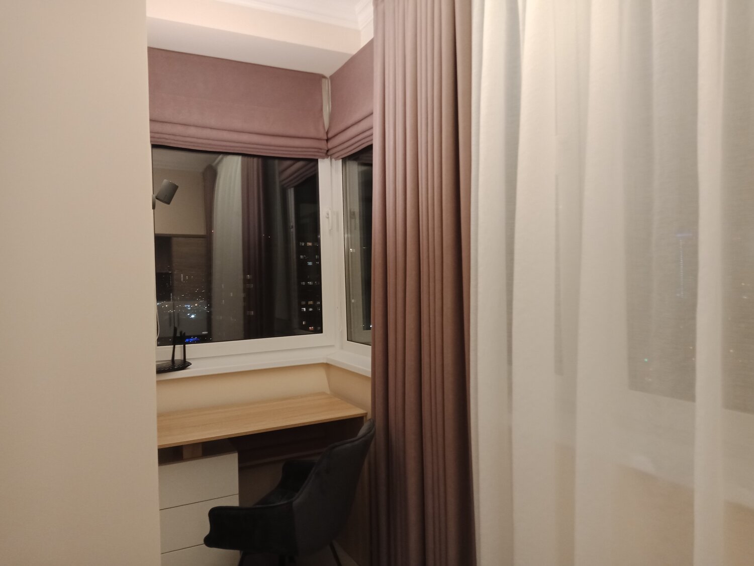 стильные шторы, тюли для зала со шторами современные, дизайн интерьера, шторы на балкон стиль минимализм, шторы в темную гостиную