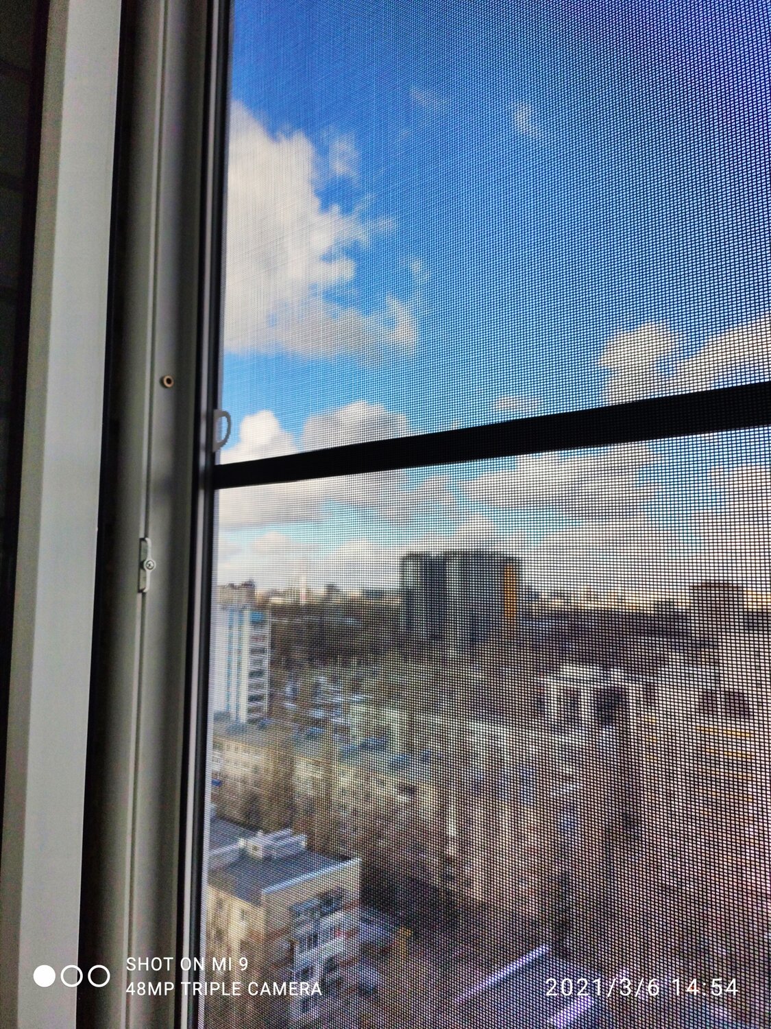 вид из окна с москитной сеткой ультравью, москитная сетка, сетки безопасности для окон, окна, москитная сетка на металлический балкон