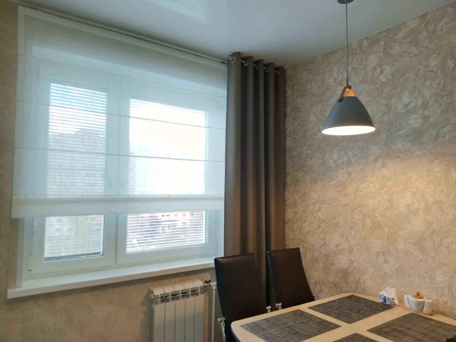 римские шторы, квартира, римские шторы в квартире студии, римские шторы на узкие окна, римская штора в проеме окна