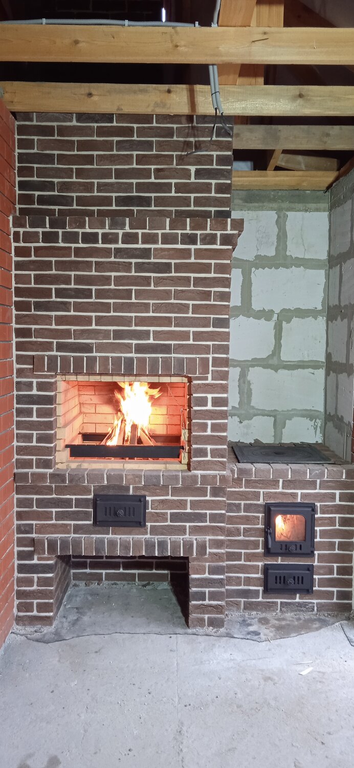 кирпичная печь, дровяная отопительная печь камин кирпичная, кирпичный камин, камин из кирпича со стеклянной дверцей