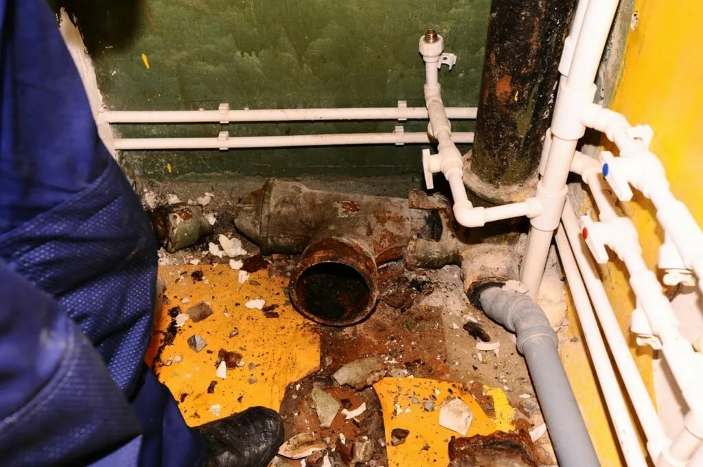 старые канализационные трубы, расчеканка чугунной канализации, канализационные трубы в квартире, проржавел чугунный тройник в ванной, трубы канализации