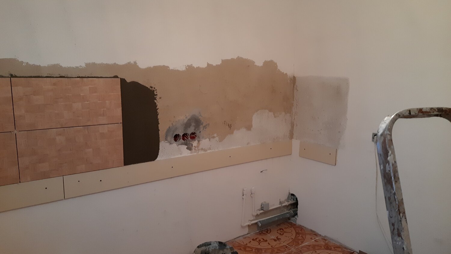 выравнивание стен, кладка плитки на стену кухни, подготовка стены под фартук, укладка плитки, подготовка стен под плитку