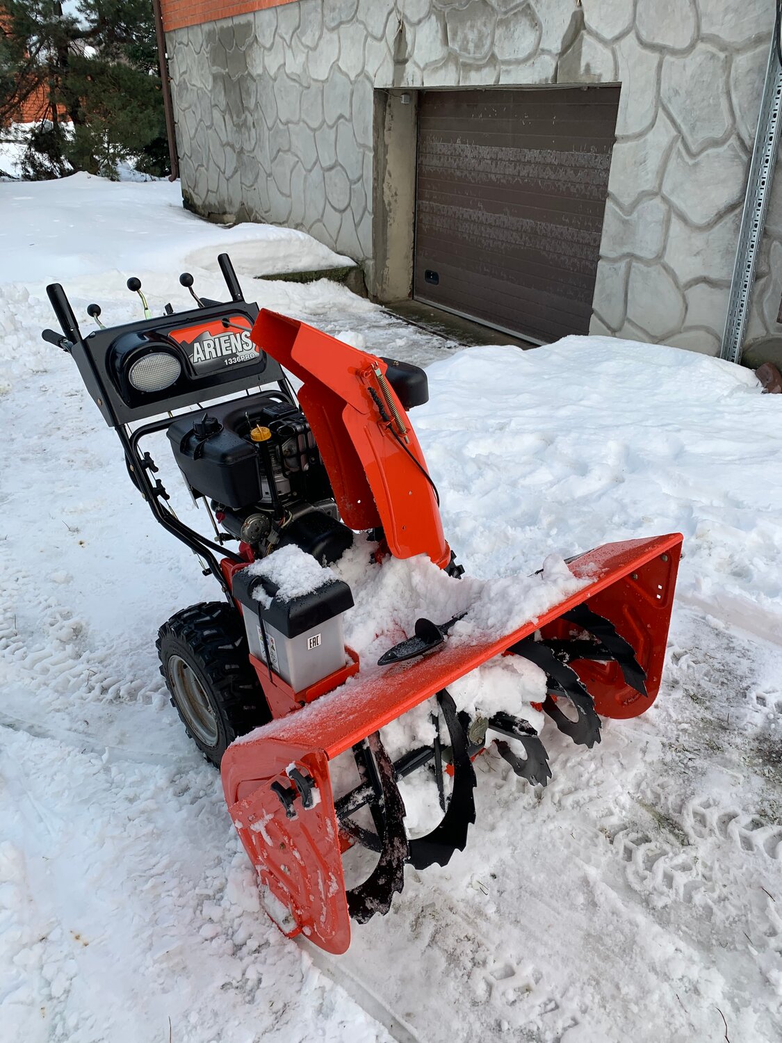 снегоуборщик бензиновый, снегоуборщик бензиновый ariens st28dle professional самоходный, снегоуборщик бензиновый husqvarna st 330pt самоходный, снегоуборочная машина, снегоуборщик