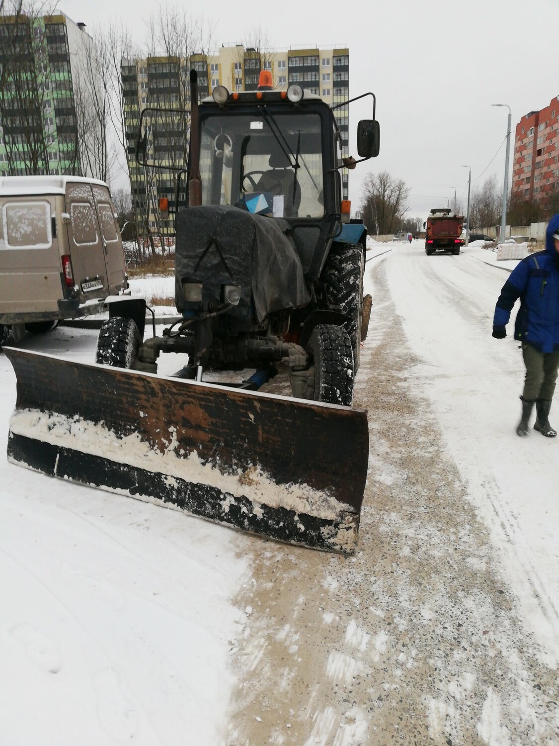 уборка снега, трактор для уборки снега на тротуарах, уборка снега трактором 2021 снега ротаромвидево, уборочная техника, трактор убирает снег во дворе