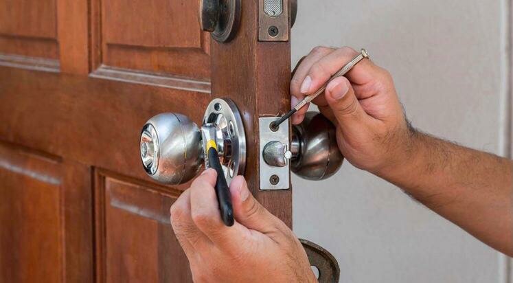 вскрытие замков, врезать замок в межкомнатную дверь, мастер по вскрытию дверных замков, врезка замка в межкомнатную дверь, заменить дверные замки