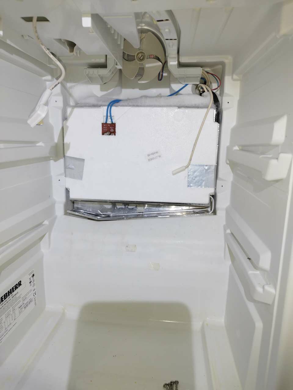 холодильник, испаритель морозильной камеры холодильника либхерр, морозильная камера, холодильник камера, ноу фрост холодильник