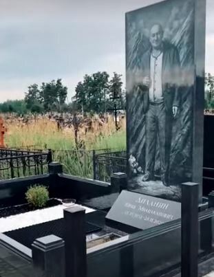 мужчина, красивые памятники на могилу, могилы бандитов 90-х в москве, могилы криминальных авторитетов, могилы авторитетов