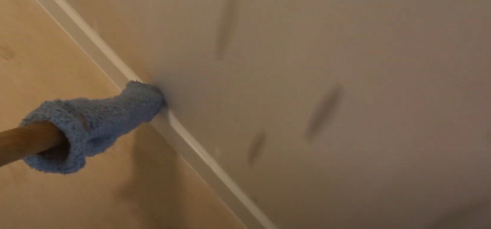 на стенах, потолок, в квартире, порез натяжного потолка, плинтус на натяжной потолок