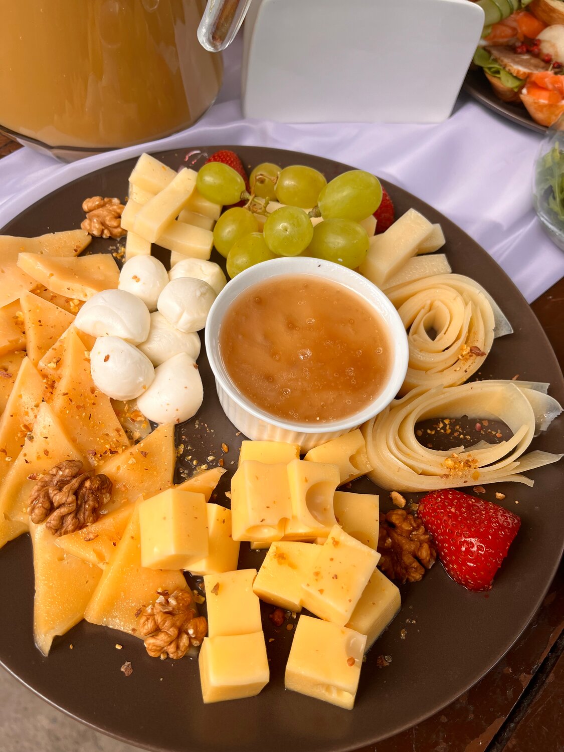 сырное ассорти, сырная тарелка маасдам, сырная тарелка с медом, сыр с медом, сырная тарелка дор блю камамбер