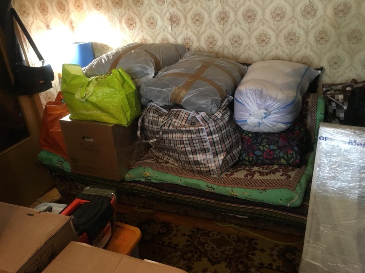 переезд вещи, вещи в квартире, одеяло, пакую вещи, ненужные вещи