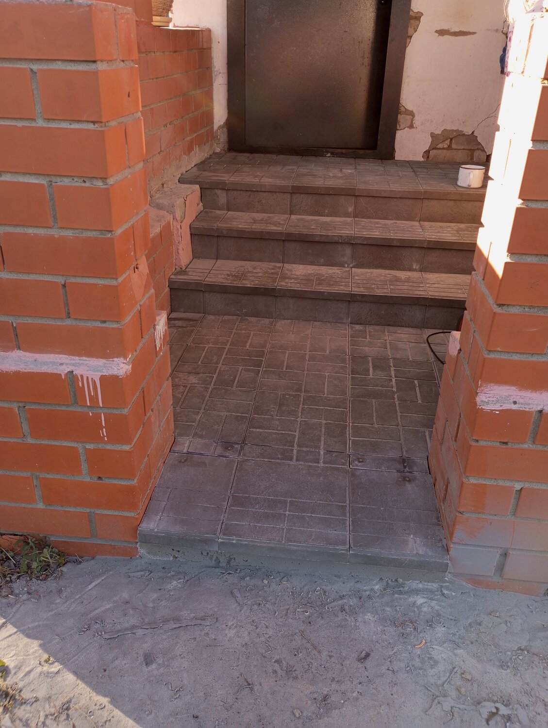 крыльцо из кирпича, крыльцо из плитки, ступени из кирпича для крыльца, крыльцо из керамогранита, укладка тротуарной плитки на крыльцо