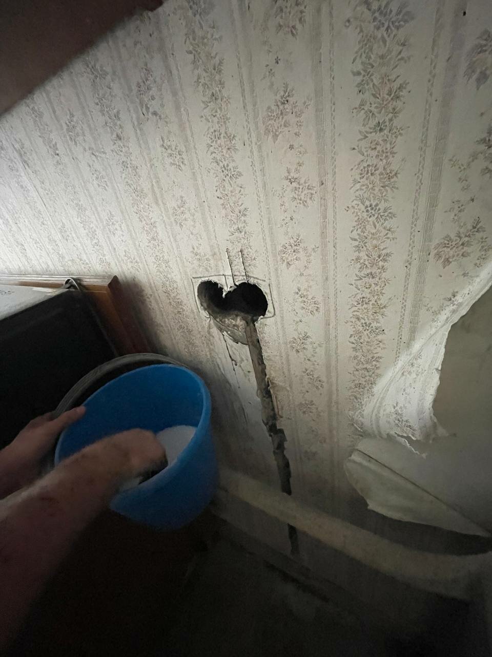 подрозетник в стене, отверстие под подрозетник, подрозетники для бетонных стен, розетка в стене, отверстие в стене