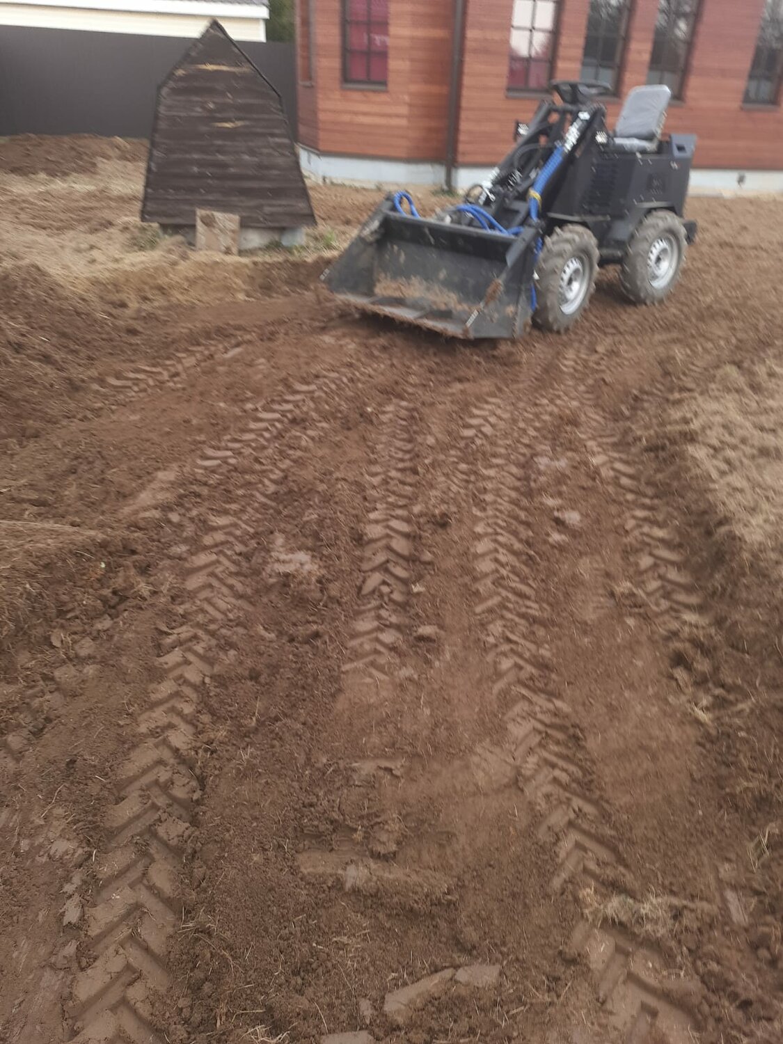 трактор для выравнивания земельного участка, выравнивание участка, выравнивание участка трактором, выравнивание участка под газон, мини погрузчик multione