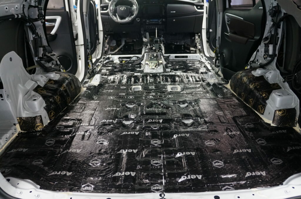 шумоизоляция автомобиля, шумоизоляция toyota prado 150, днище тойота фортунер 2020, шумка аутлендер stp, шумоизоляция тойота прадо 150