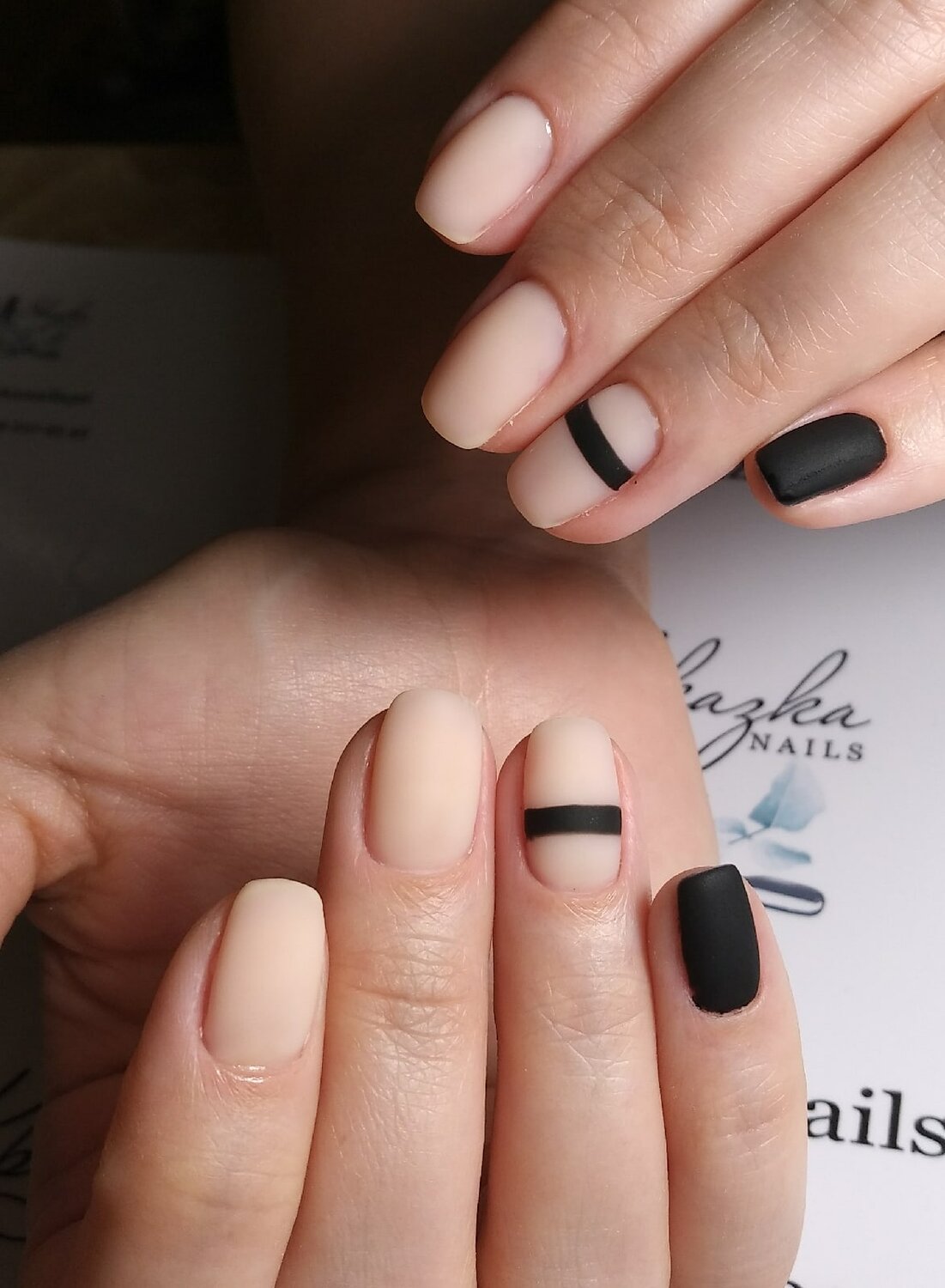 nail, матовые ногти светлые с черным, маникюры, ногти, маникюр чёрный матовый и бежовый для подростков