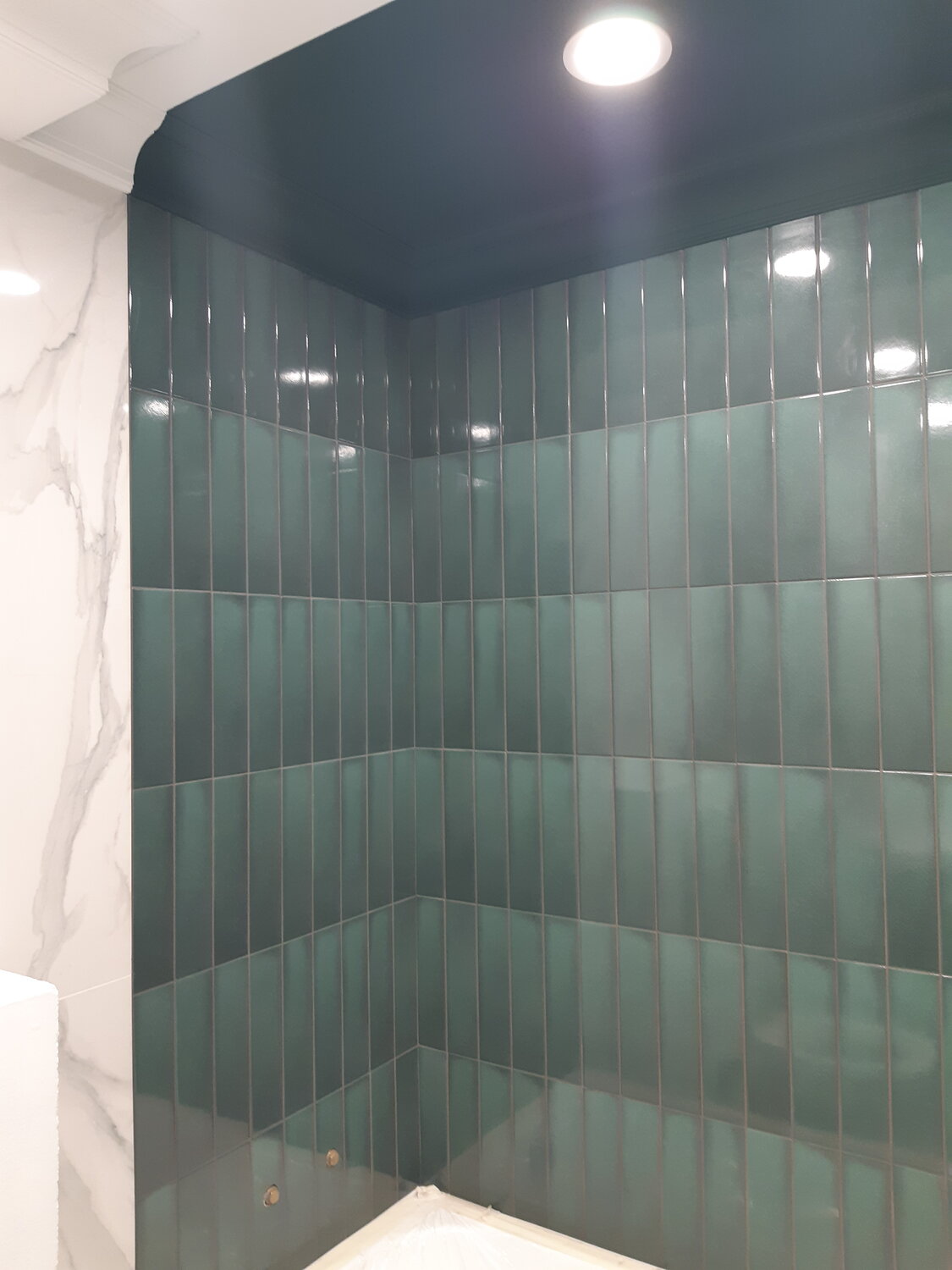 плитка на гипсокартон в туалете, отделка плиткой мокрой зоны, ванная комната, санузел, бирюзовая плитка в туалете