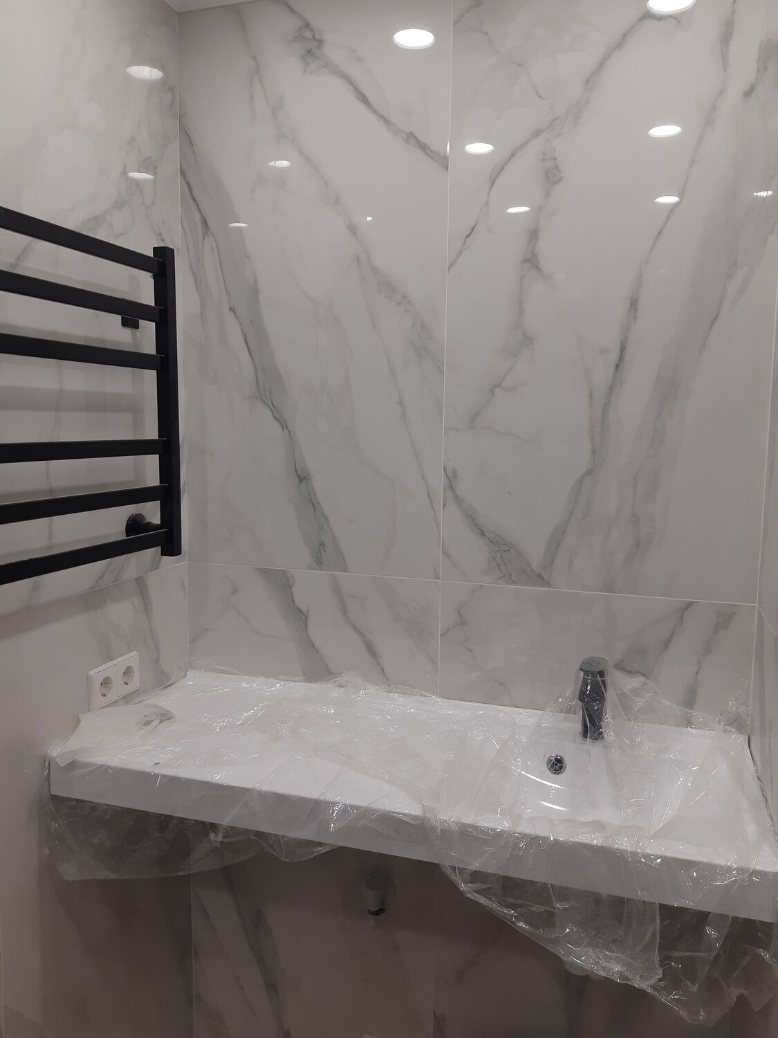 керама марацци мрамор монте тиберио, ванная комната, ванна, крупногабаритная плитка под мрамор укладка, ремонт в ванной из плит 120 60