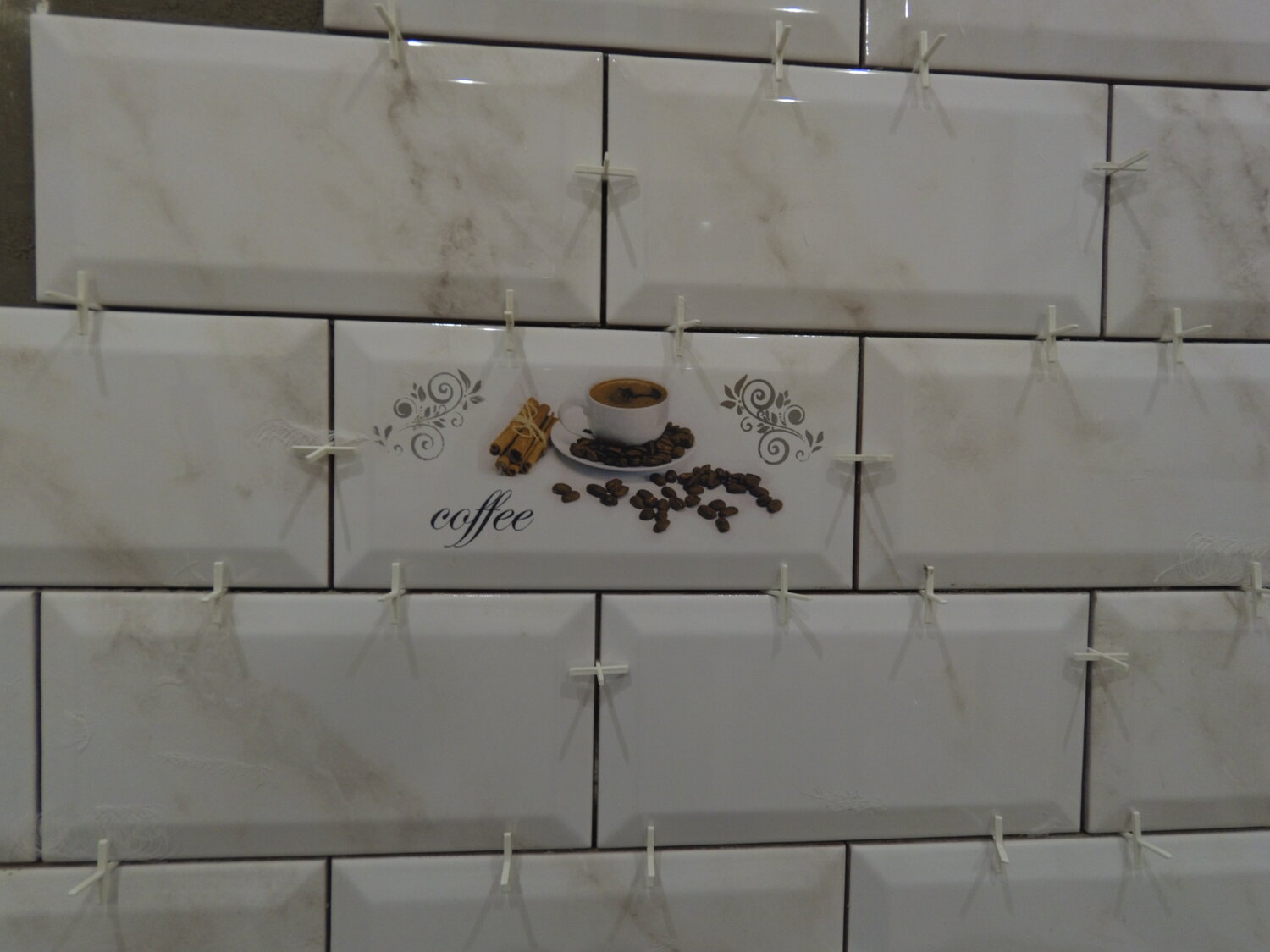 вставки из плитки кабанчик, фартук для кухни из плитки кабанчик с декором, плитка кабанчик под 45 градусов, укладка плитки кабанчик, плитка белая кабанчик из леруа