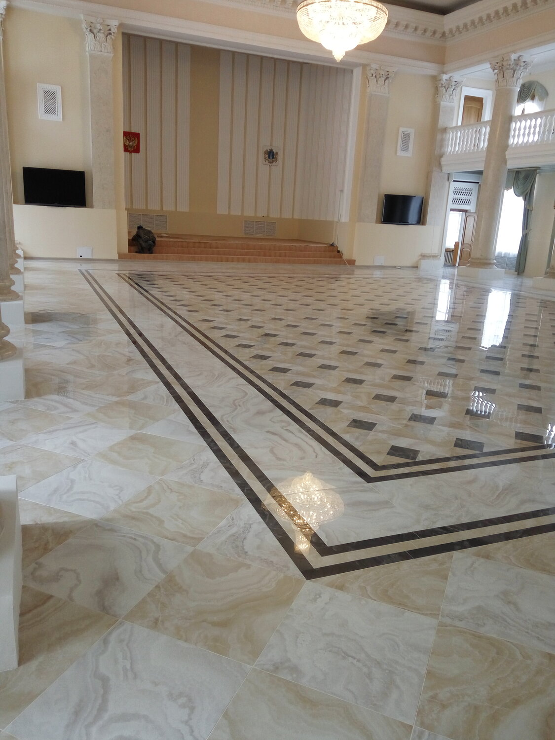 старый мраморный пол, демонстрационный зал мрамор, паркет, паркет кремлевский дворец, мрамор