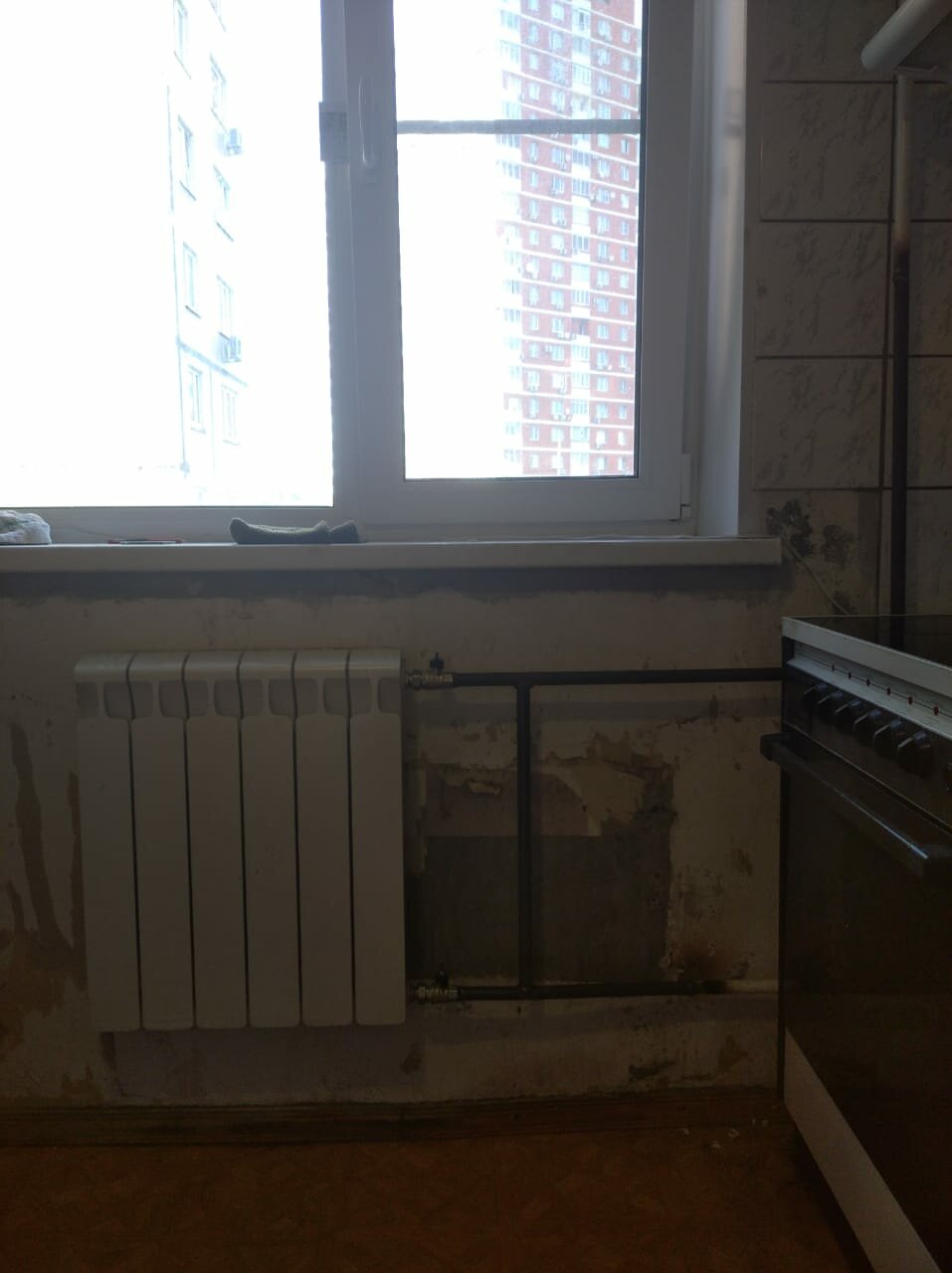 батарея под окном 15 секций, отопление, радиаторы отопления на последнем этаже, батарея в хрущевке, радиатор отопления