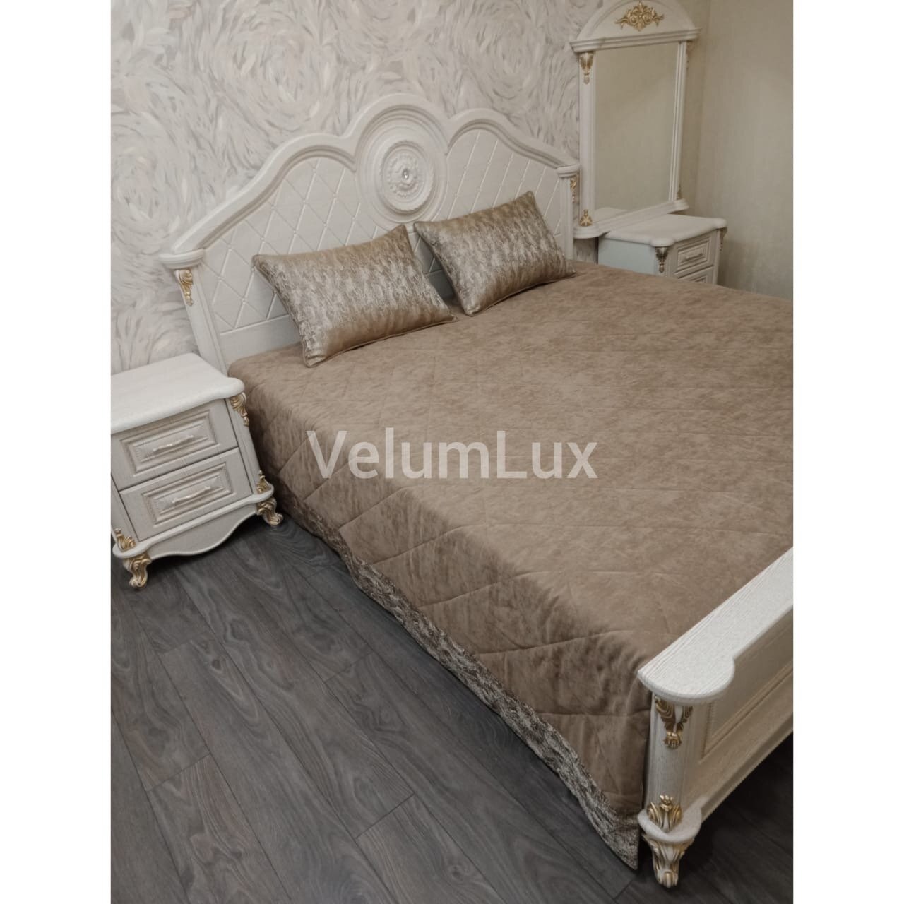 кровать дели, кровать двуспальная, покрывала на кровать в светлой комнате, покрывало с наволочками, модели покрывал на кровать со спинкой