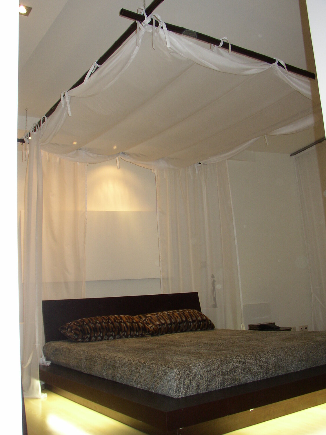 кровать с балдахином черными шторами, в спальне, кровать с пологом в маленькой студии, спальня дома, двуспальная кровать