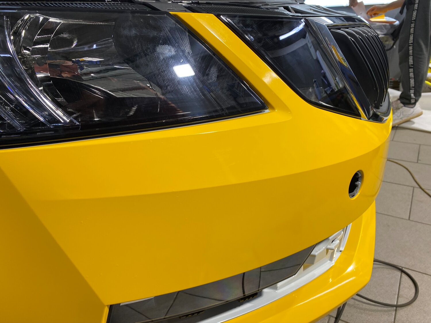 автомобиль, авто, машин, желтые детали экстерьера авто, оклейка шкода октавия под такси с чёрной крышей