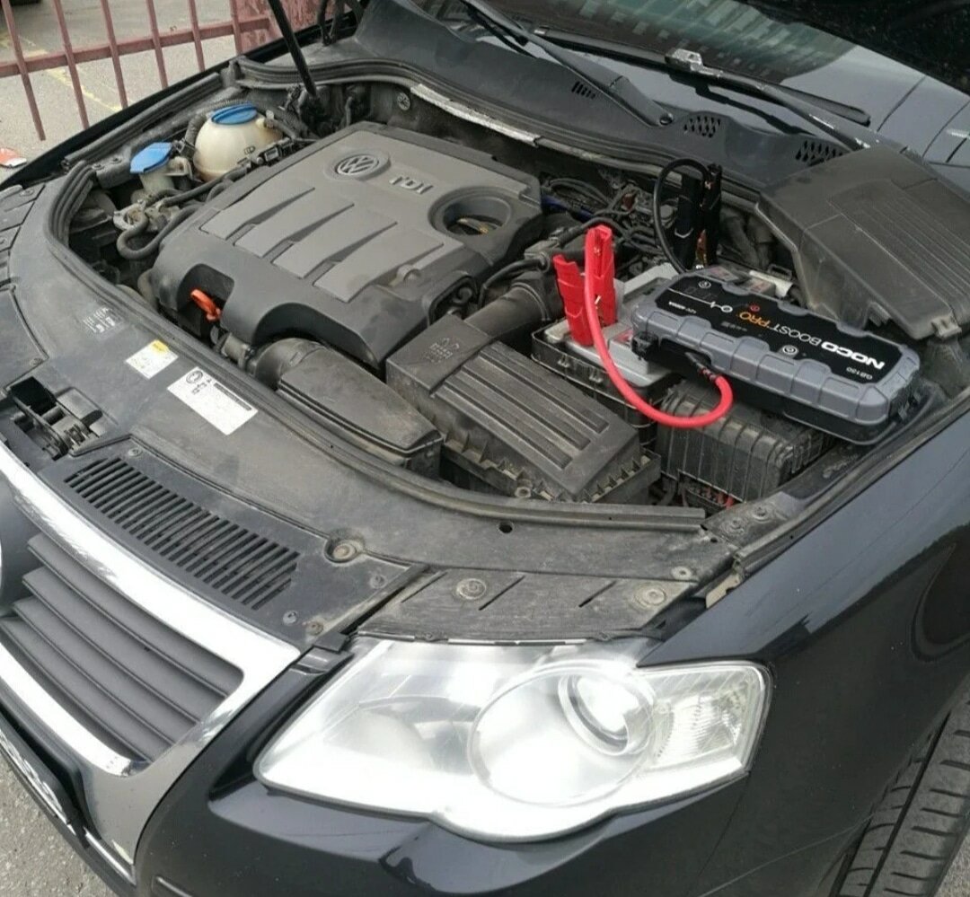 пассат б6 под капотом, пассат б6 уплотнитель под капотом, suzuki grand vitara под капотом, honda cr-v подкапотное пространство, моторный отсек фольксваген гольф 5
