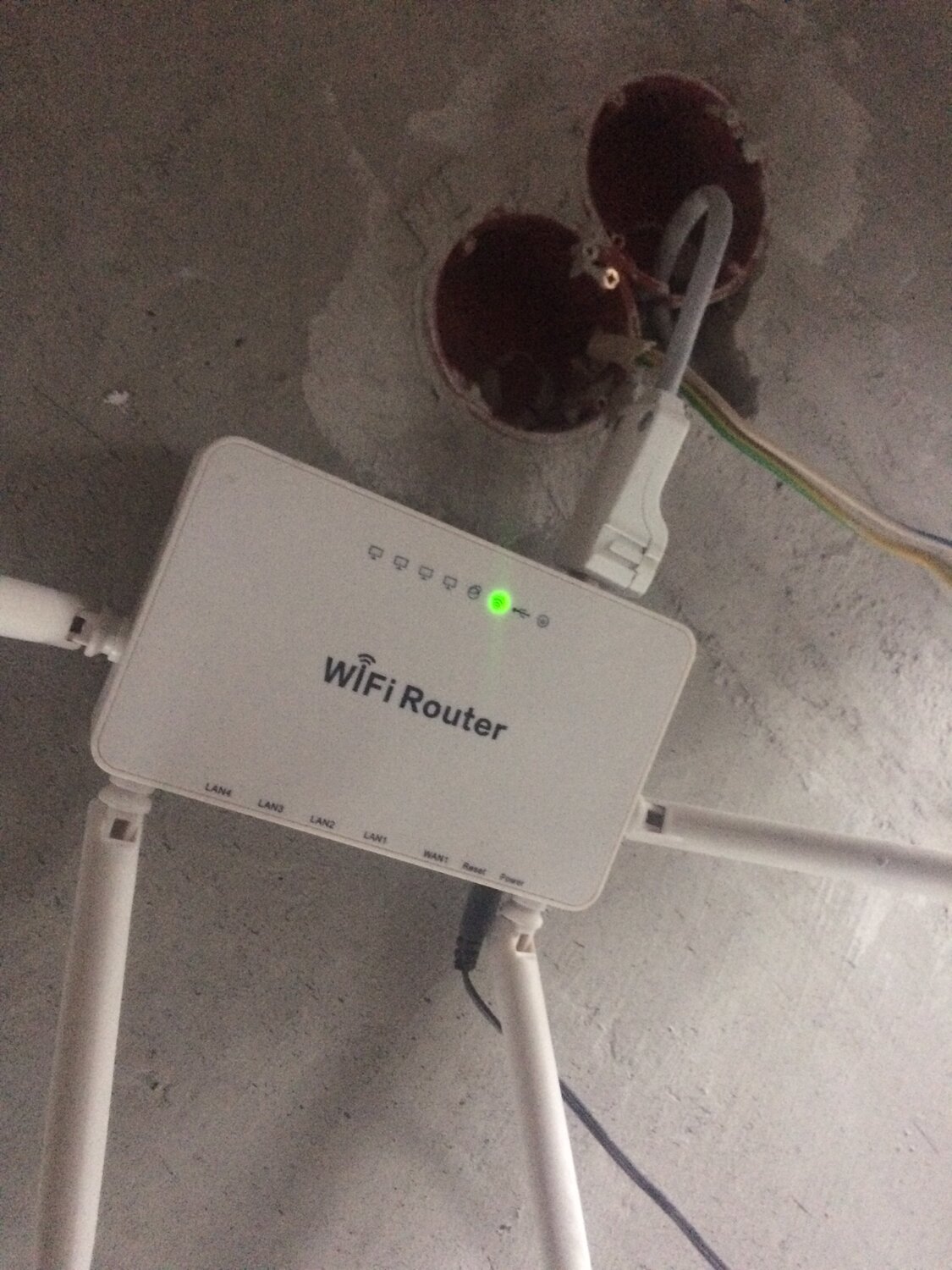 wi fi роутер на стене, wifi роутер для дачи, комплект мтс роутер 4g для дачи, модем, беспроводной модем