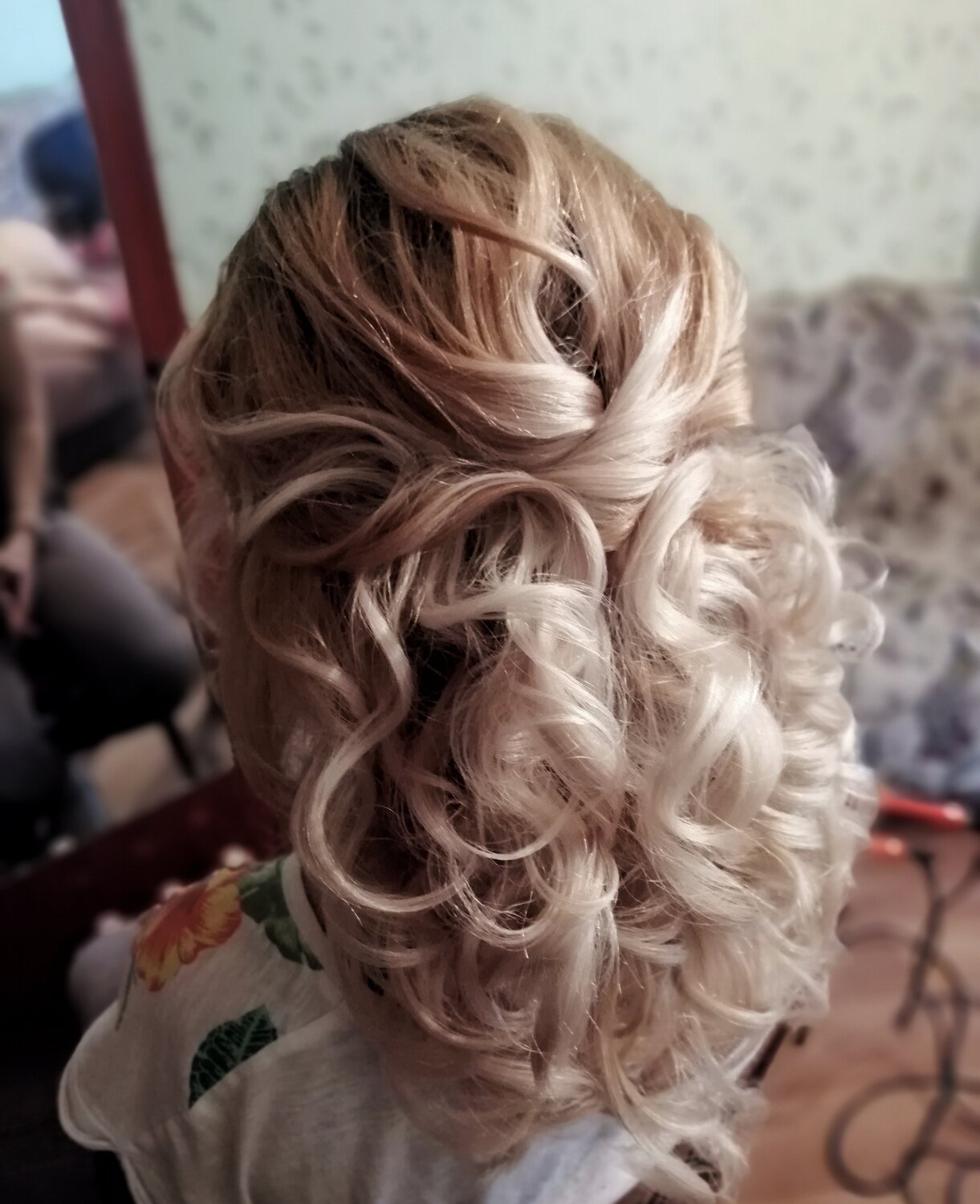 вечерние причёски на средние волосы кудри, ажурные локоны, локоны на средние волосы, накрученные локоны, кудри сзади