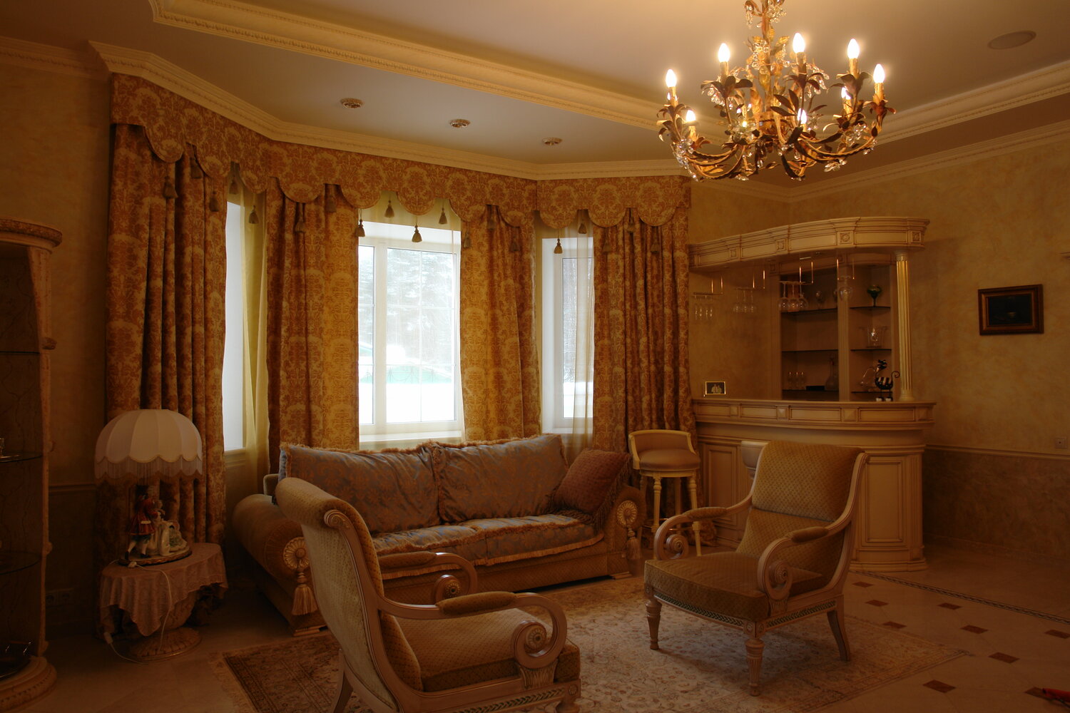 гостиная в классическом стиле в доме, интерьер гостиной в квартире с кожаной мебелью в классическом стиле, квартира, классический дизайн квартиры на петроградской, дизайн интерьера
