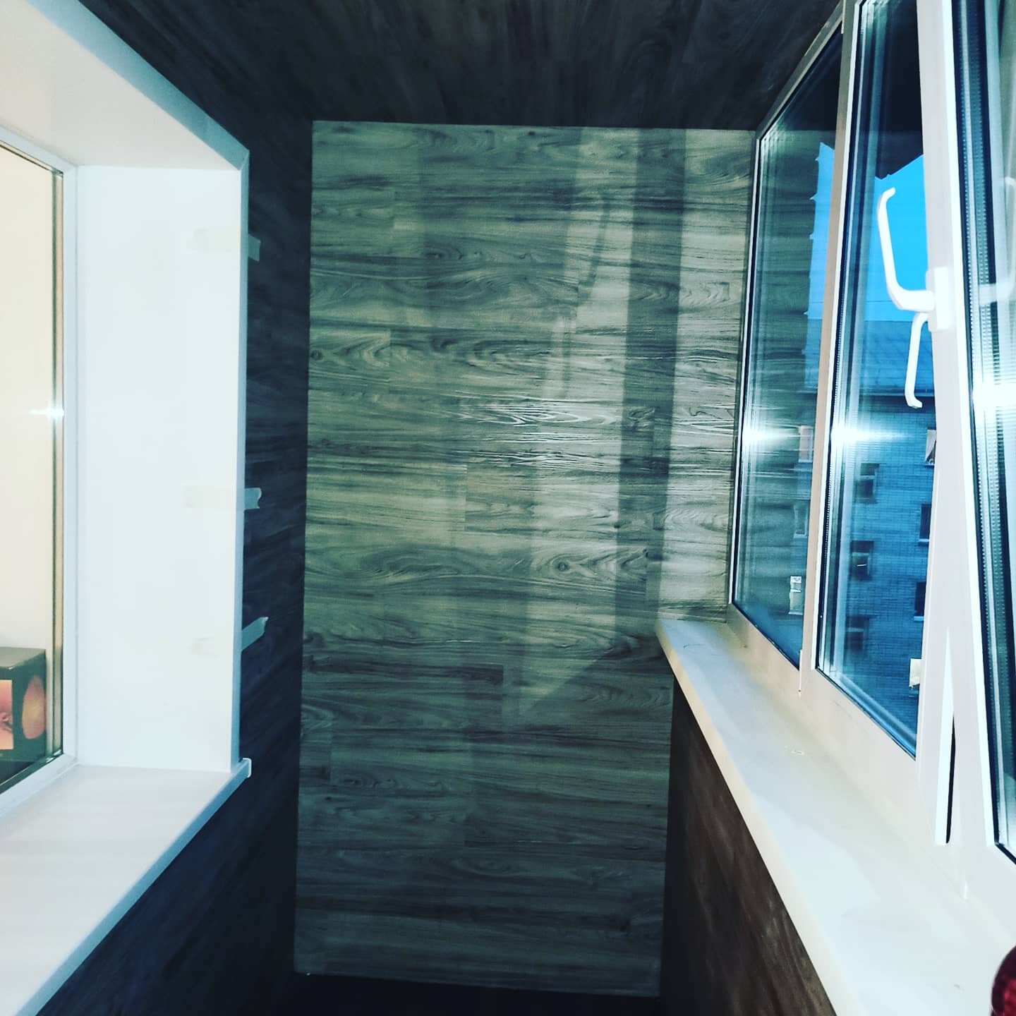 уголки для отделки балкона ламинатом, отделка балкона жалюзийными панелями, лоджия, отделка балкона гибким камнем, балкон