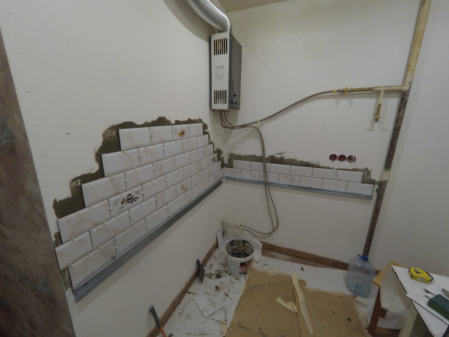 укладка фартука, укладка кафеля на стену в кухне, укладка фартука на кухне затирка, гидроизоляция стены под фартук на кухне, перенос канализации в квартире