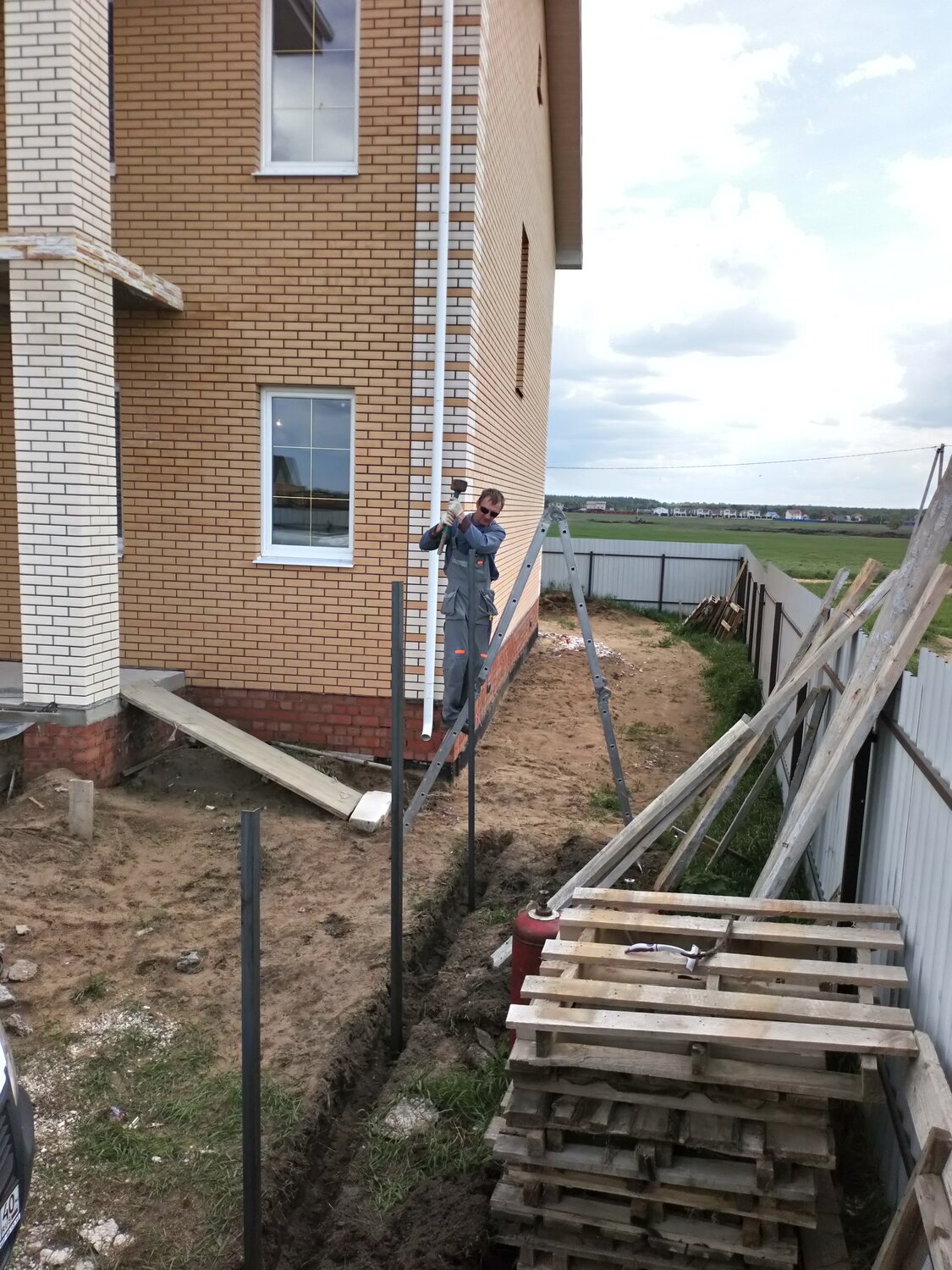 кирпичная кладка столбы на крыльце, жилой комплекс, дом, деревянный дом с кирпичным пристроем, коттедж