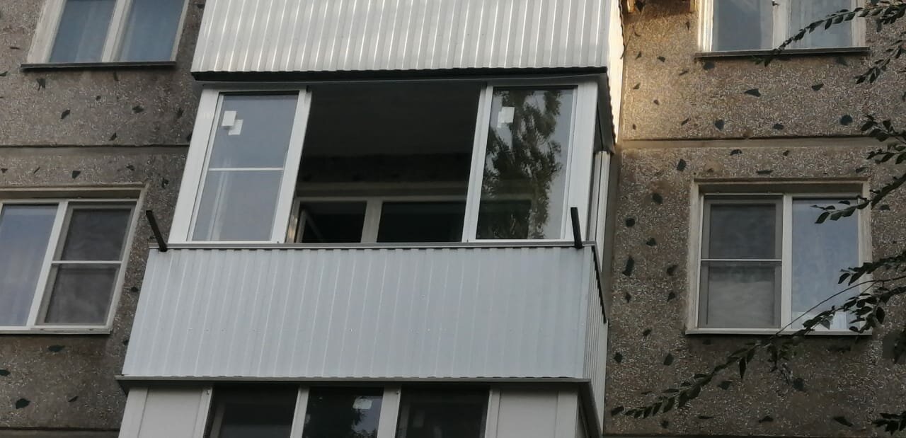балкон, остекление балконов и лоджий, лоджия, балкон в панельном доме снаружи, балкон алюминиевый снаружи