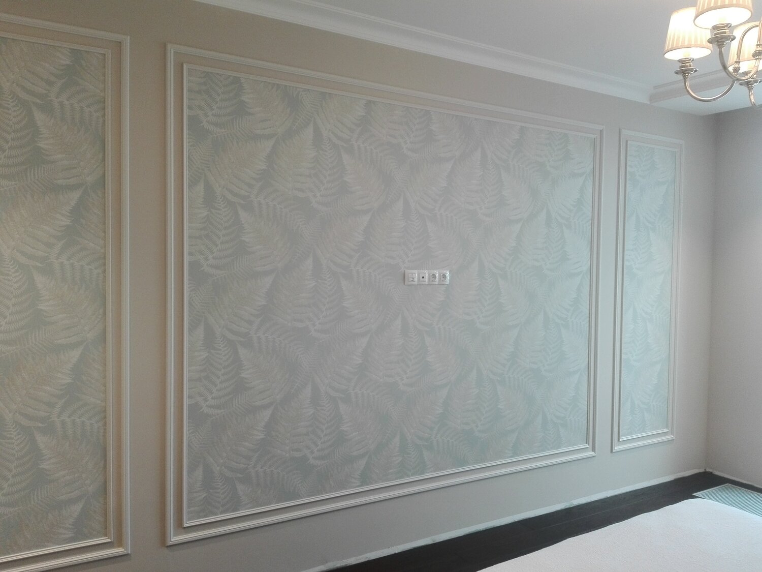 панно из молдингов на стене, декор стен молдингами, обрамление обоев на стене багетом, окантовка для обоев на стену, интерьер