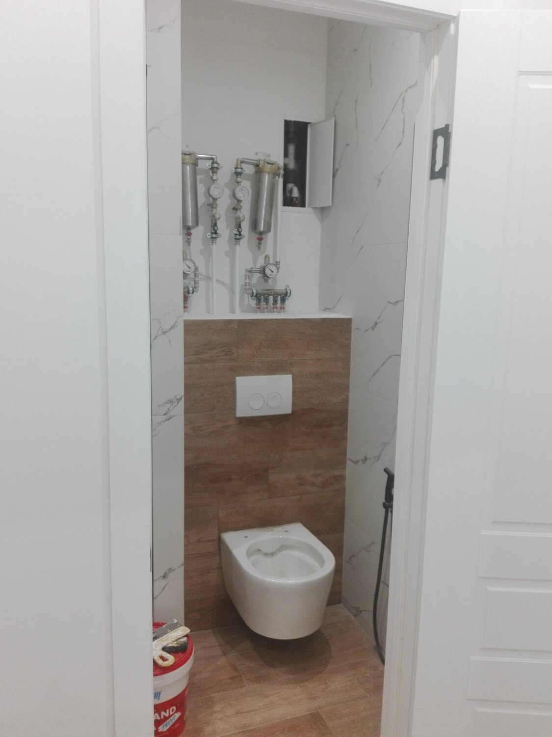 туалет с инсталляцией и раковиной, туалет, узкий туалет, туалет с инсталляцией, туалетная комната в скандинавском стиле