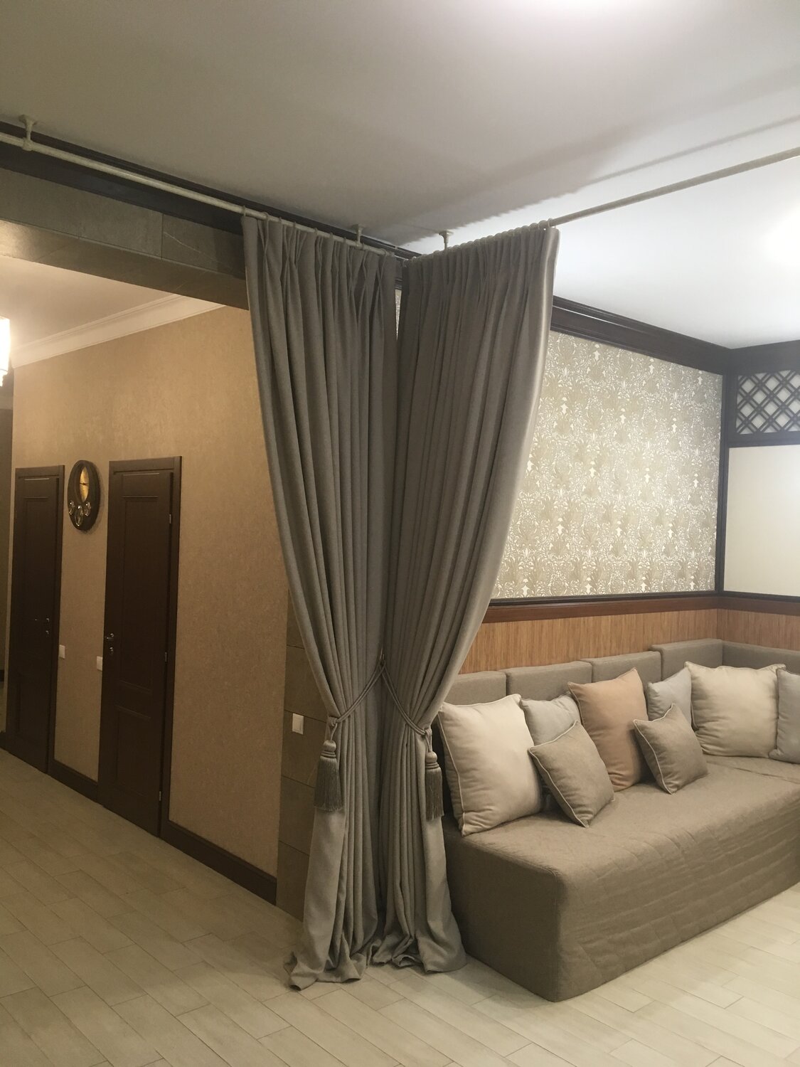 шторы в серую гостиную, шторы для гостиной, стильные шторы, шторы в гостиную, шторы