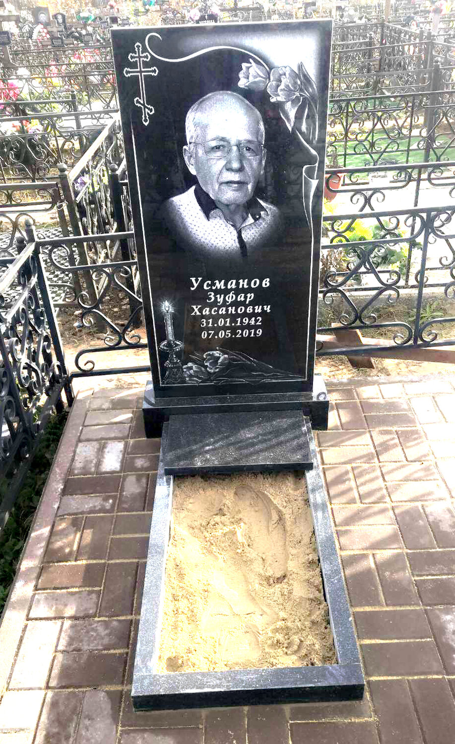 памятники из гранита, надгробные памятники, памятник мужчине на могилу из гранита, памятник гранитный, памятник гранитный 80 40