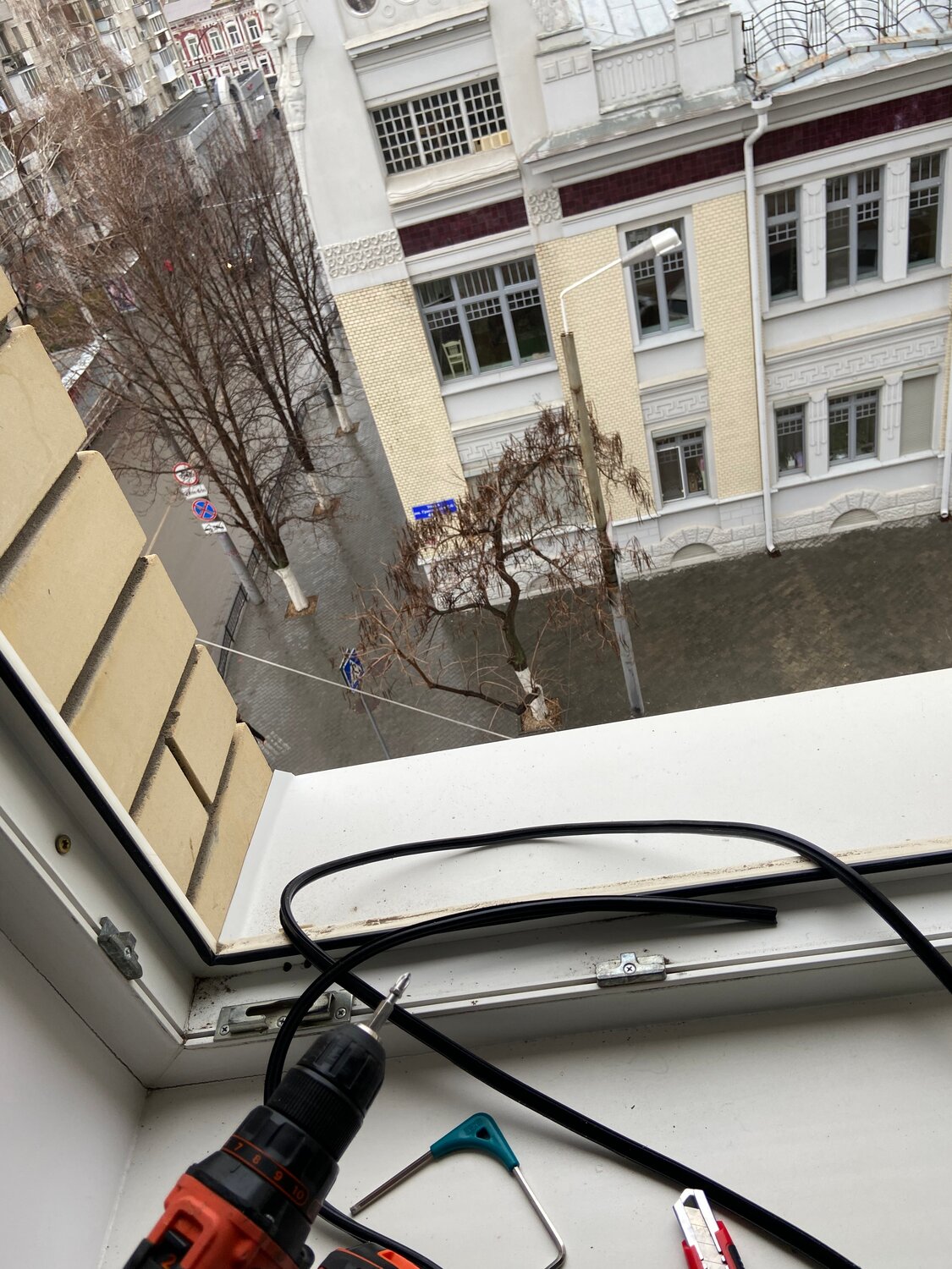 видеонаблюдение в многоквартирном доме, здание, во дворе дома, установка камер, электричество в многоквартирном доме