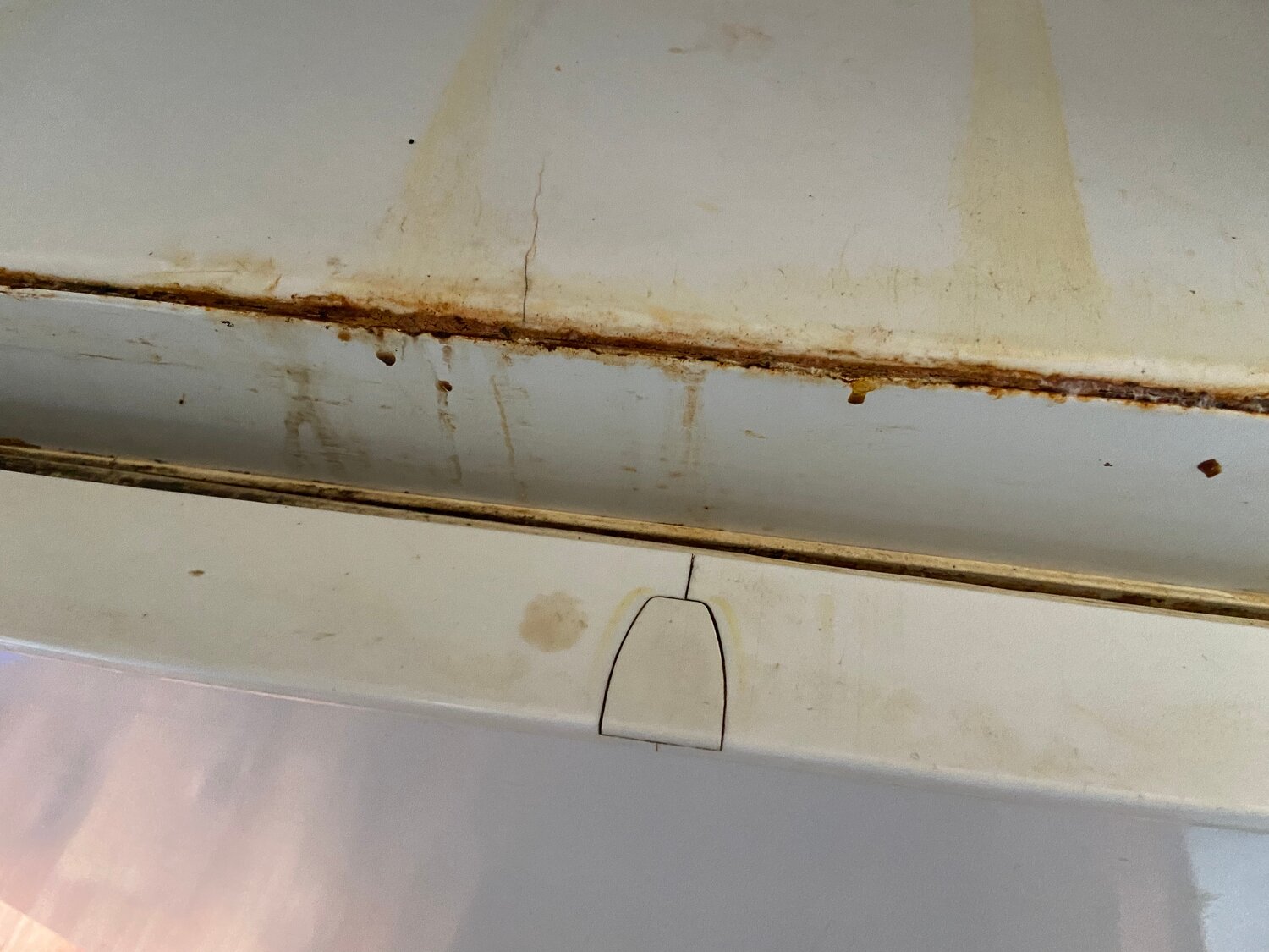 ржавчина, коррозия, плесень в холодильнике, дренажное отверстие в холодильнике, вмятина