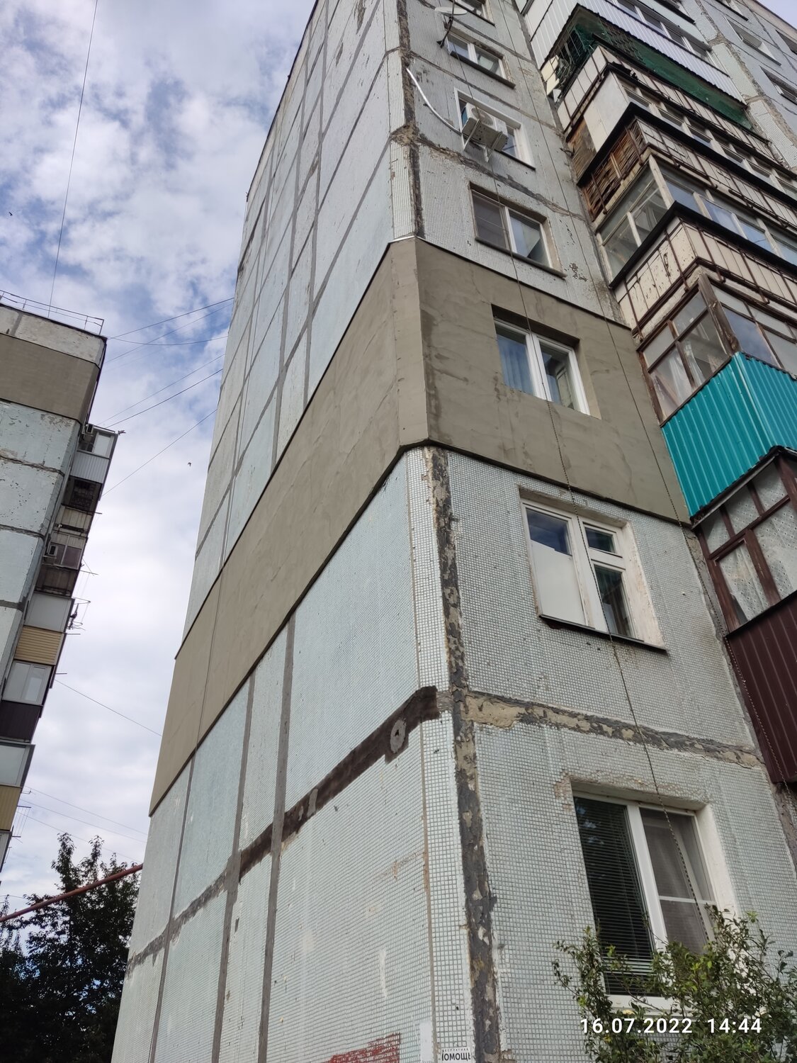 жилой дом, фасад панельного дома, многоквартирный дом, фасад здания, дом снаружи