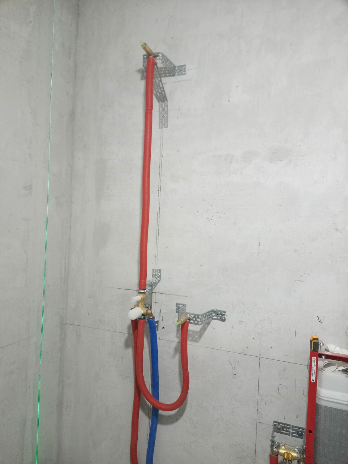 крепление водорозетки рехау, крепление водорозеток, монтаж труб рехау, разводка труб, установка водорозеток