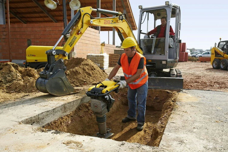трамбовка котлована, миниэкскаватор wacker neuson ez-28, экскаватор на стройке, строительная техника, компактная строительная техника