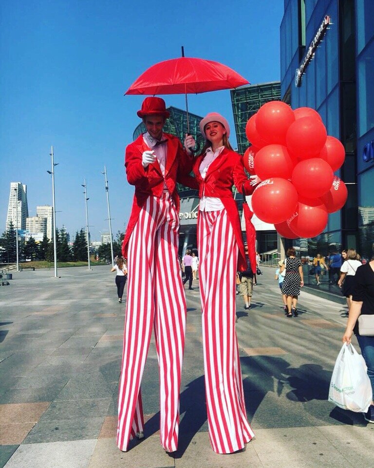 stilt walker, ходулисты в красном, ходулисты ангелы, человек на ходулях, ходулисты цирковые питер