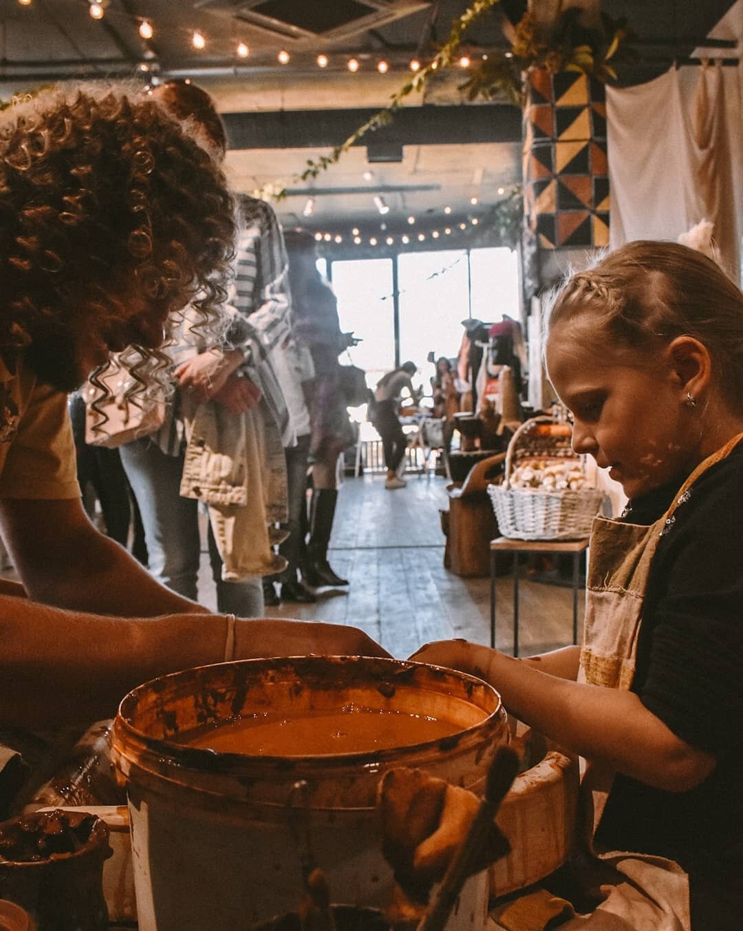 emmentaler сыроварня, сыроварня в швейцарии, кадр из фильма, люди, гончарный круг