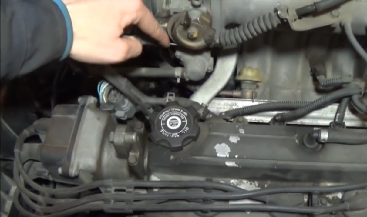 клапан вентиляции картерных honda cr-v 2004 2.0, порядок свечей на крышки хонда cr-v 1998, lancer 9 клапанная крышка запотевание, ниссан санни 1999 датчик кхх, ниссан санни 2000 штуцер стравливания воздуха на блоке цилиндров