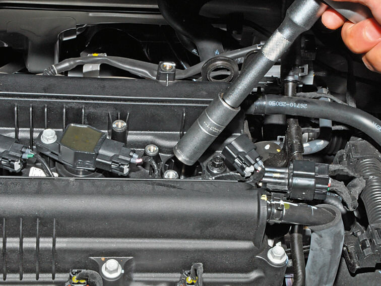 замена свечей киа рио, свечной ключ киа рио 3, hyundai solaris свечной ключ, где находятся свечи зажигания на киа рио, киа рио 2011г расположение катушек зажигания